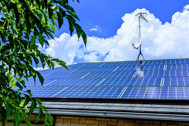 一般家庭向け小型太陽光発電パネルの設置／中規模施設向け中型太陽光発電パネルの設置